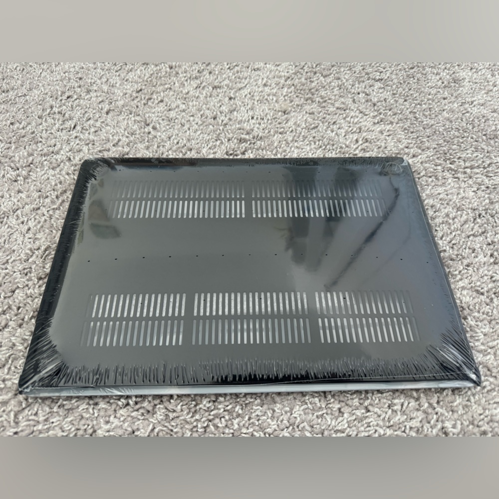 NWT MacBook Pro 15” Daisy Computer Case with keyboard cover - Picture 2 of 4